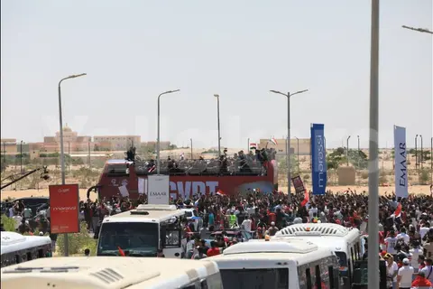 طائرة شراعية ورسائل ووصول متأخر.. المنتخب في أحضان مصر (فيديو وصور)